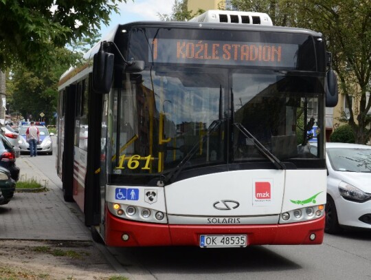 Kolizja autobusu miejskiego z pijanym rowerzystą przy ulicy Harcerskiej w Kędzierzynie-Koźlu