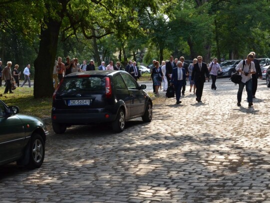 Odsłonięcie pamiątkowych tablic na stacji kolejowej w Koźlu