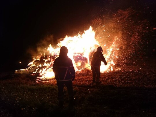 pożar stogu słomy w Grzędzinie