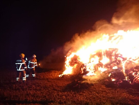 pożar stogu słomy w Grzędzinie