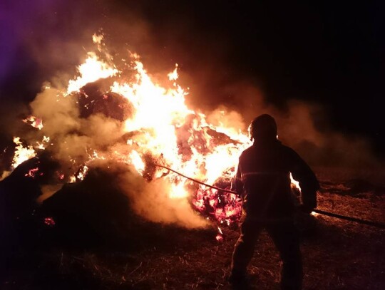 pożar stogu słomy w Grzędzinie