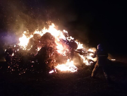 pożar stogu słomy w Grzędzinie