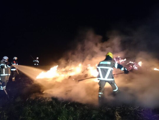 pożar stogu słomy w Grzędzinie