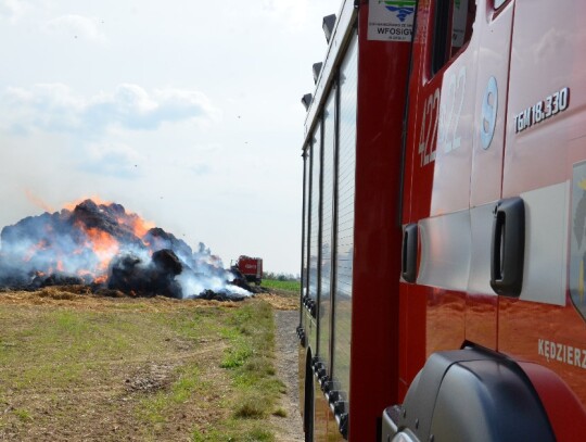 Pożar sterty słomy na polu w Urbanowicach