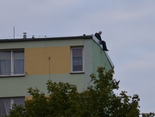 Desperat na dachu bloku w Blachowni