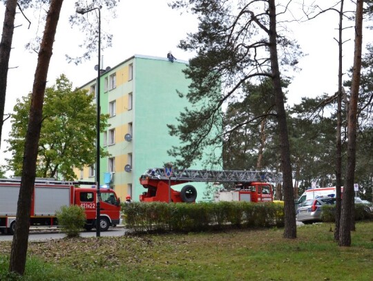 Desperat na dachu bloku w Blachowni