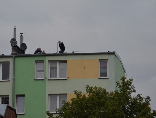 Desperat na dachu bloku w Blachowni
