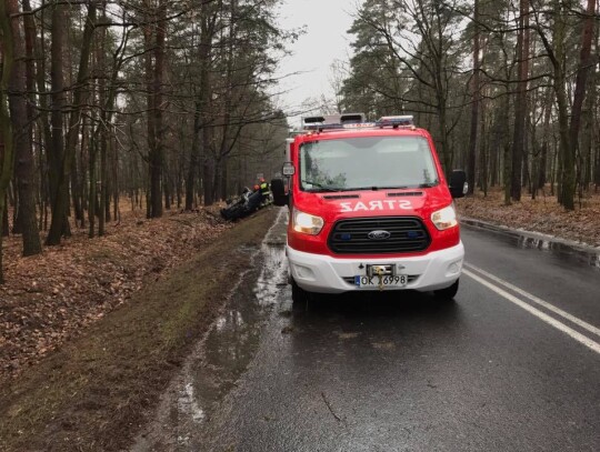 Dachowanie samochodu osobowego na drodze wojewódzkiej nr 408