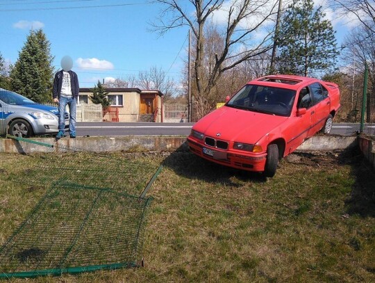 BMW wypadło z drogi i wjechało w ogrodzenie