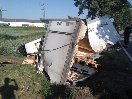 Ciężarówka uderzyła w drzewo na drodze krajowej nr 45 w Reńskiej Wsi