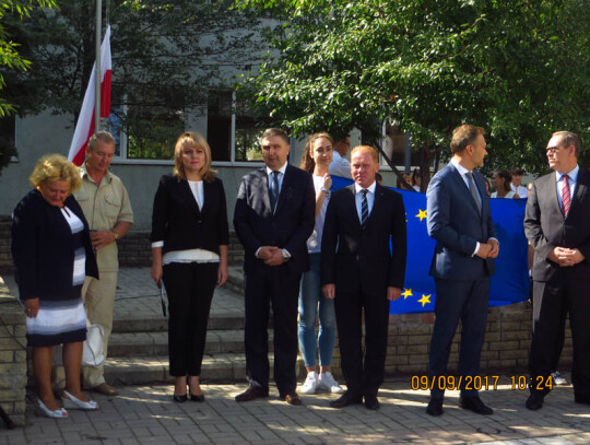 Konsul Generalny Janusz Jablonski Senator Grzegorz Peczkis Senator Artur Warzocha na Placu w Berdiansku podczas urocyzstosci 9 wrzesnia 2017