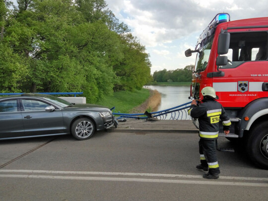 wypadek most kozle audi (3)