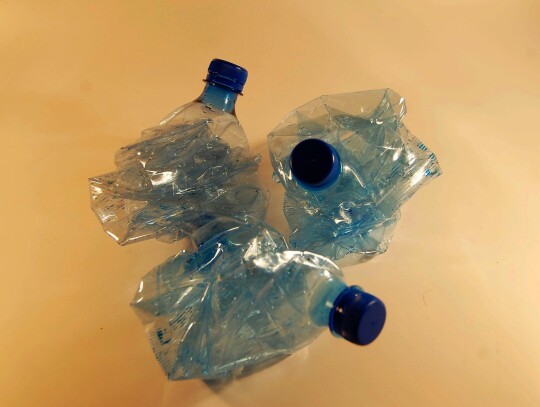 plastic-bottles-621359_1920