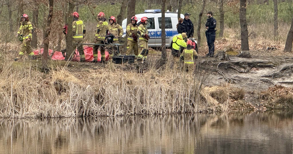Akcja poszukiwawcza w lesie. Nad brzegiem jeziorka znaleziono ubrania i rzeczy osobiste. ZDJĘCIA