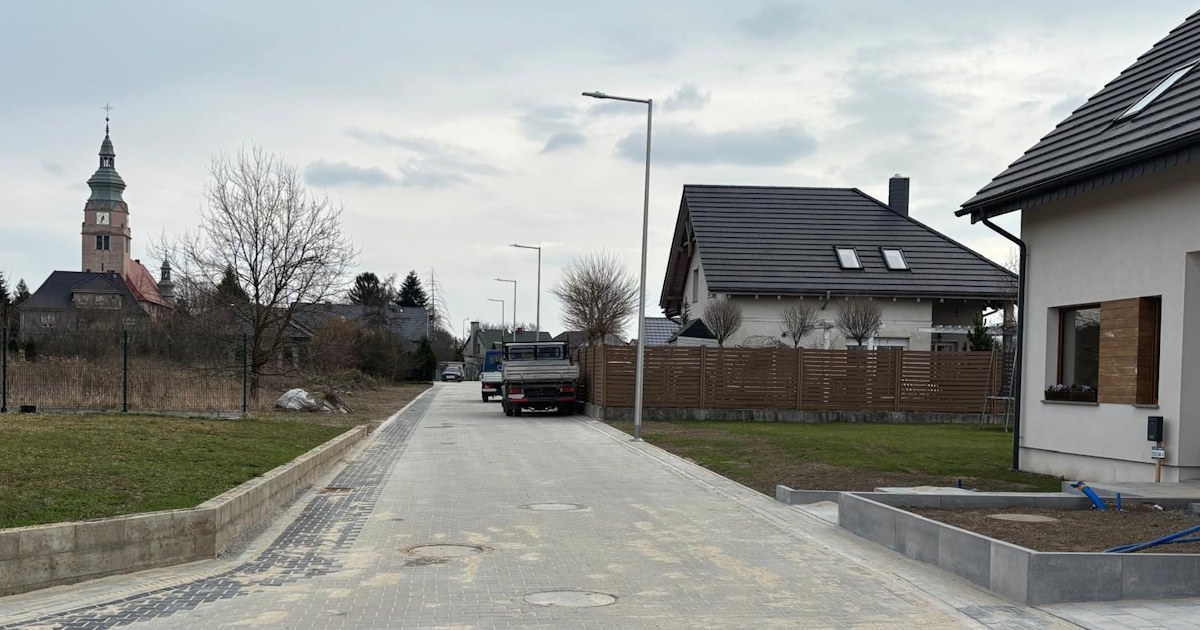 Była droga gruntowa, jest nawierzchnia z kostki brukowe. Koniec przebudowy ulicy Osiedlowej