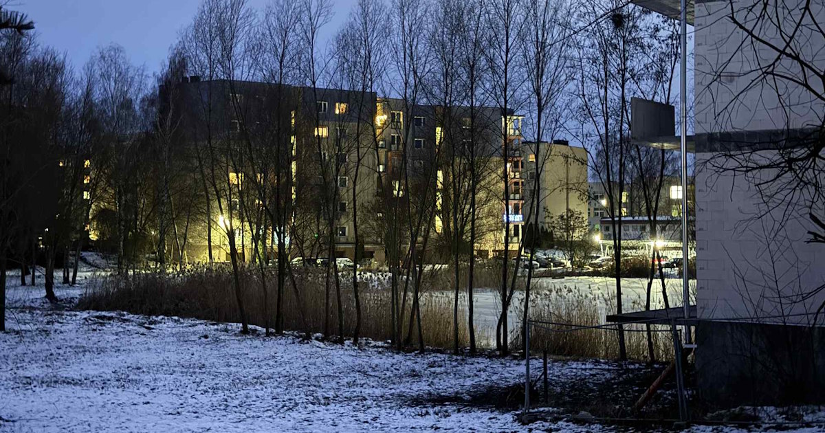 Dzieci bawiły się na zamarzniętym jeziorku. Interwencja służb ratunkowych na osiedlu Piastów