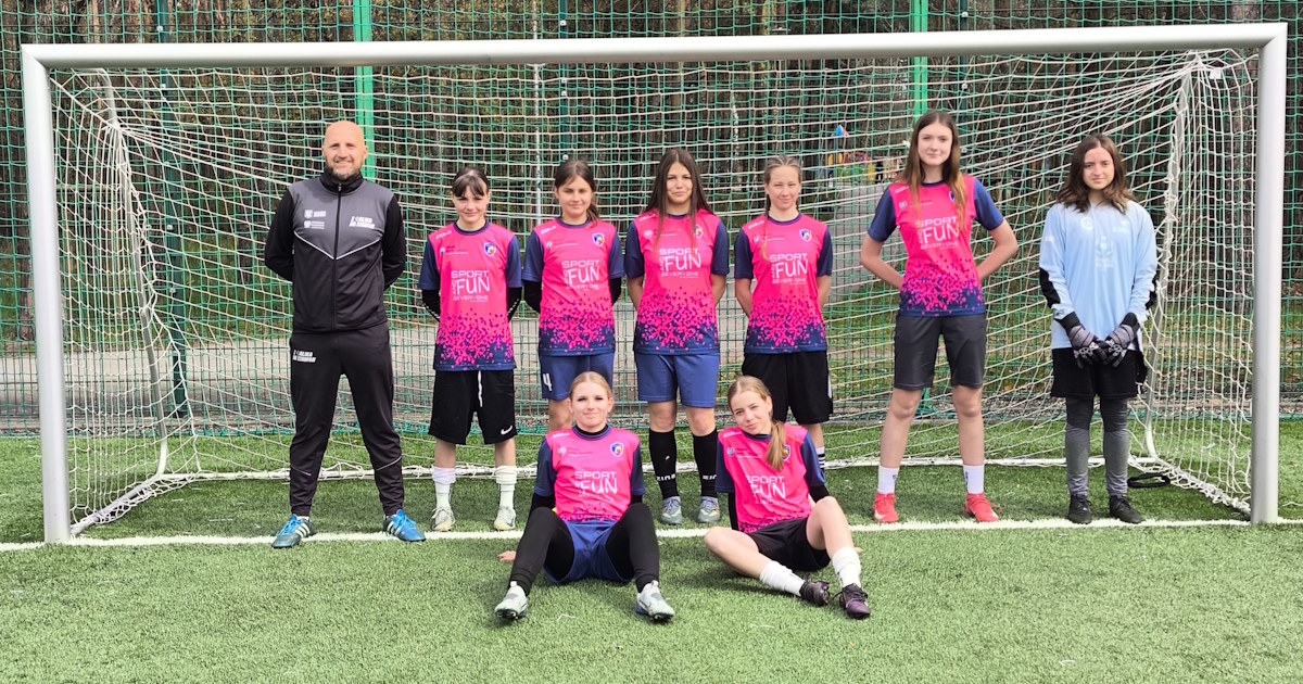 Dziewczyny z "Dziewiątki" mistrzyniami powiatu w piłce nożnej. Przeszły finały bez straty gola