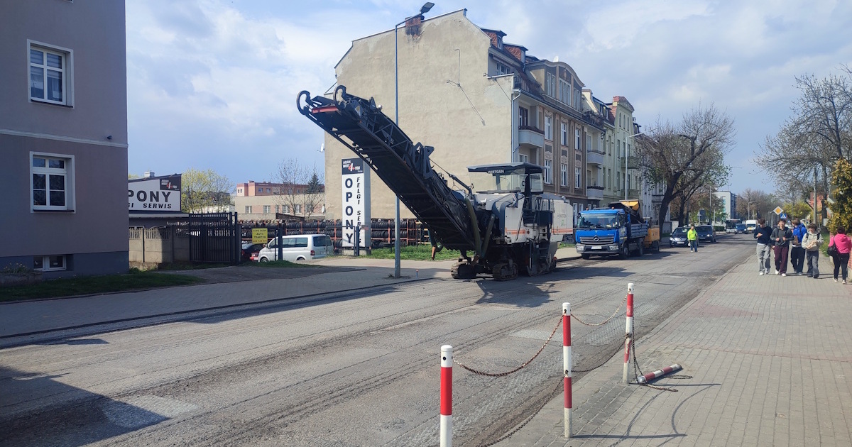 Kierowca odetchną z ulgą. Drogowcy łatają nawierzchnię na ulicy Piastowskiej