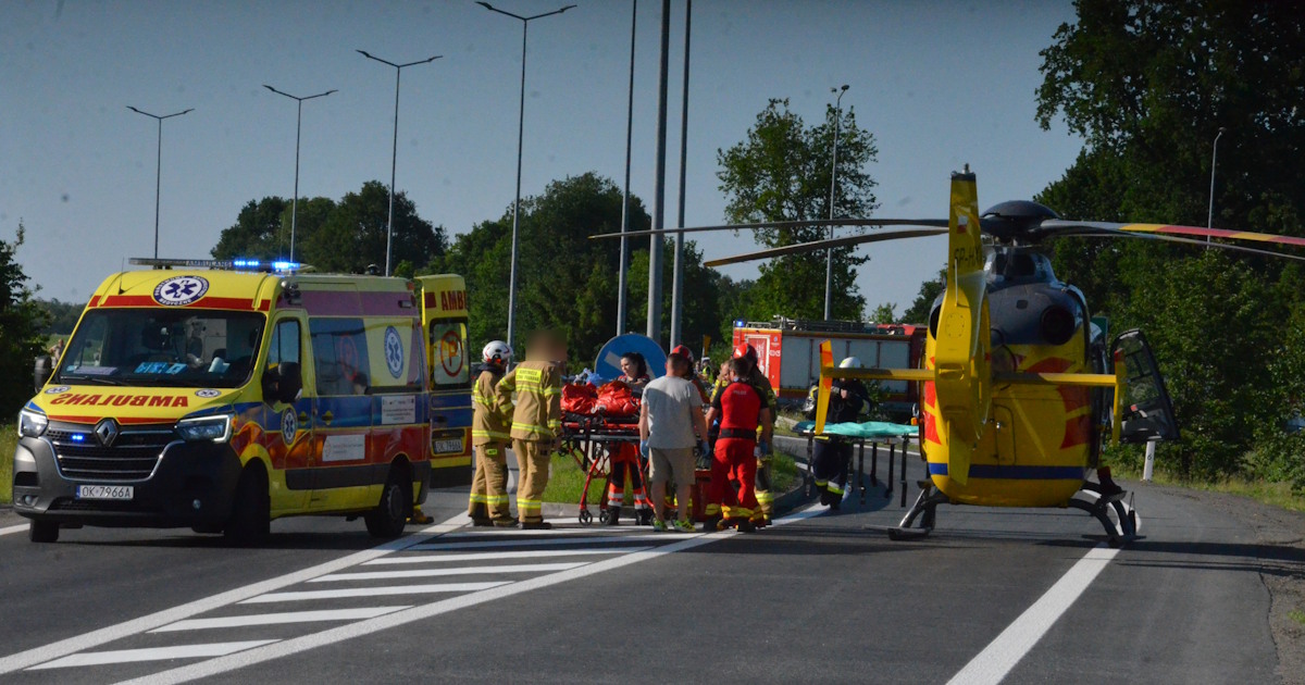 Kierowca osobówki miał wymusić pierwszeństwo. Motocyklista w ciężkim stanie, DK 45 wciąż zablokowana