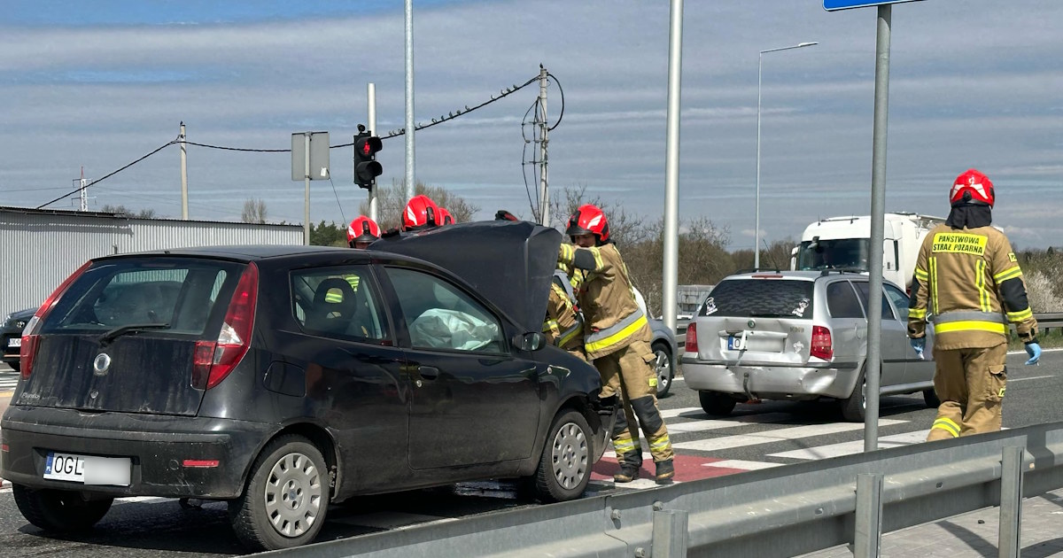 Kolizja dwóch osobówek na obwodnicy miasta. W zderzeniu poszkodowane zostało dziecko