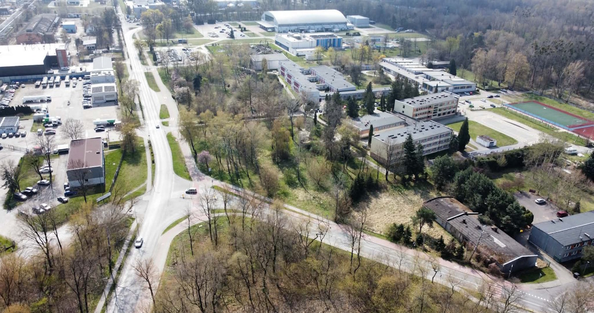 Powiat sprzedaje działkę przy ZSTiO. Cena wywoławcza to 1,5 miliona złotych - w grze market Dino