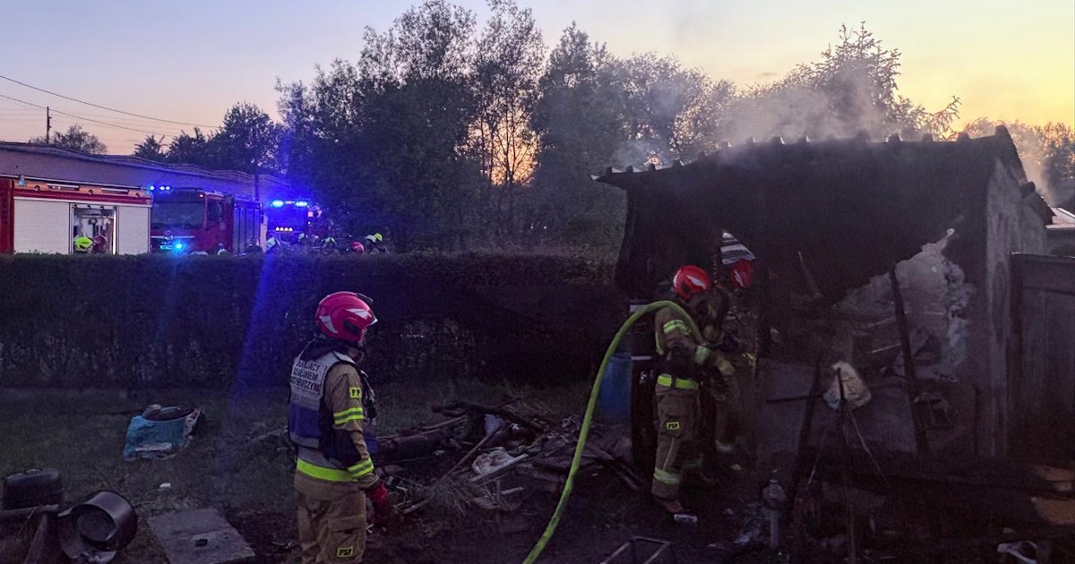 Wybuch hydroforu i pożar altany w Lenartowicach. Poszkodowana została jedna osoba. ZDJĘCIA
