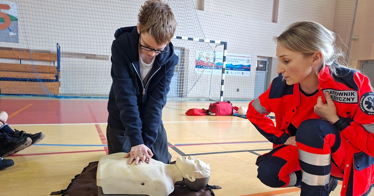 Wyjątkowa lekcja w PSP nr 5. Blisko 400 uczniów szkoliło się z udzielania pierwszej pomocy. ZDJĘCIA