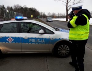 Przestępczość spada, ale na drogach policjanci pracy mają coraz więcej.