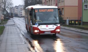 Dodatkowe autobusy oznaczone literą "W" od rana są widoczne na Pogorzelcu. W godzinach szczytu będą one kursowały co 10 minut.