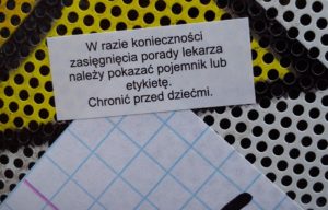 Informacja o zamknięciu sklepu została zamocowana do drzwi przy użyciu  naklejek o dość wymownej treści...